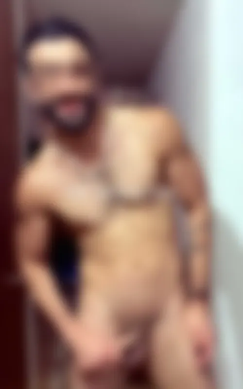 Rencontre gay musclé aux couilles rasées pour plan sexe rapide