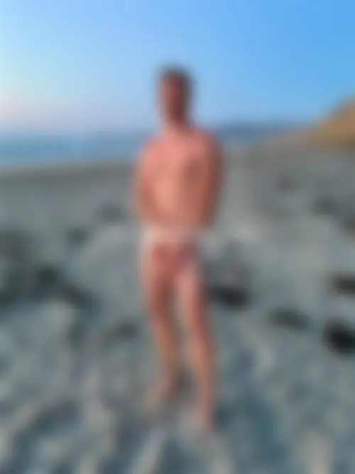 Bogoss actif naturiste disponible pour baise en extérieur à Hyères