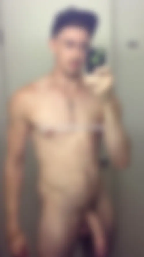 Beau gosse gay bien monté t'attend à Châteauroux pour te faire gouter sa grosse queue