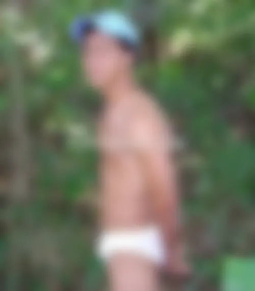 Beau gosse gay métisse chercher à baiser dans la nature à Montpellier