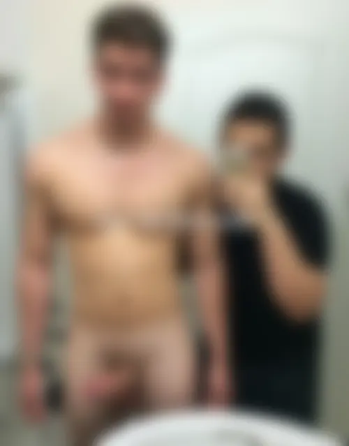 Couple gay musclé de Paris dispo pour plan à trois