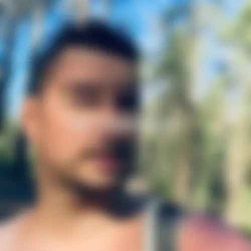 Homo exhibe pour baise discrète dans la nature à Aix