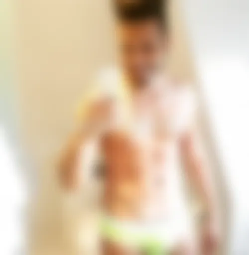 Gay musclé en slip dans sa salle de bain à Lyon pour plan cul