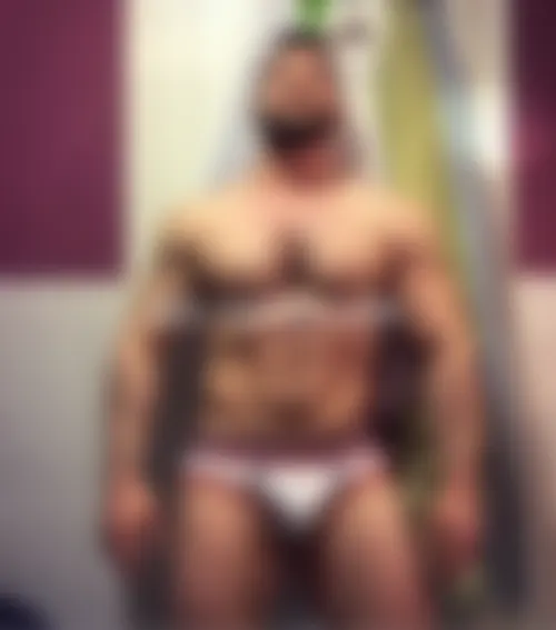 Gay barbu baraqué dominateur et bien monté de Lyon cherche plan cul avec passif