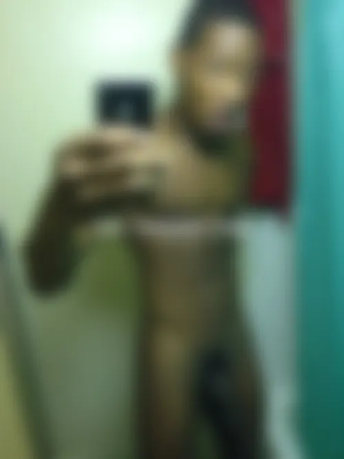 Jeune gay black musclé bien membré de Fort-de-France cherche plan gay discret