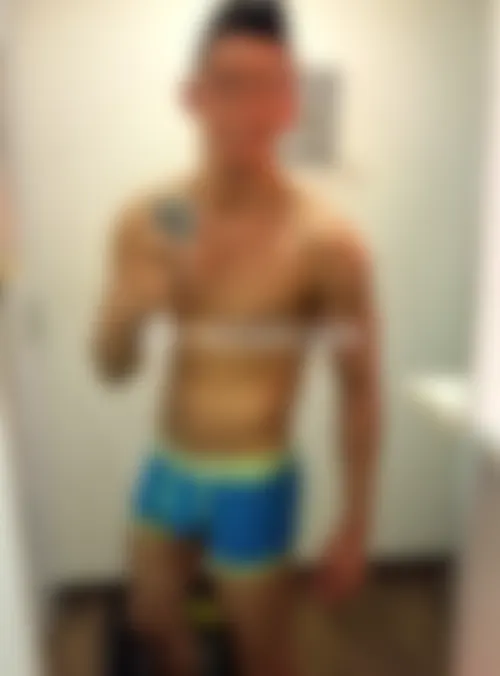 Jeune gay musclé de Talence cherche sexfriend mature