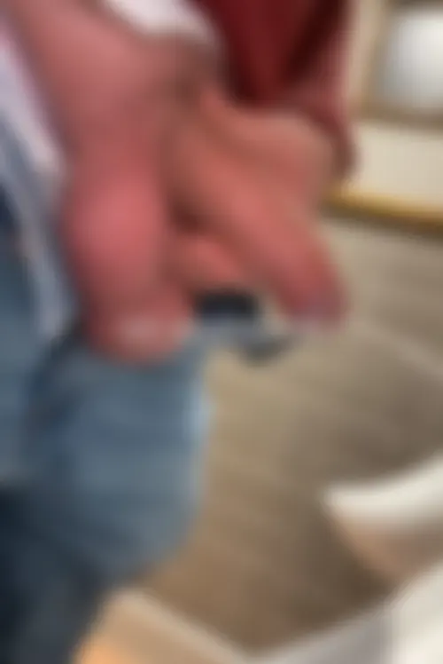 Plan pipe et uro dans des toilettes publiques avec un gay fétichiste