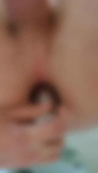 Jeune étudiant homo de Béziers fan de plug anal disponible pour un plan cul